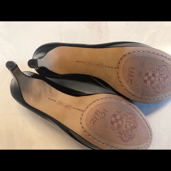 Vince Camuto size 7 1/2 - Picture 4 of 5